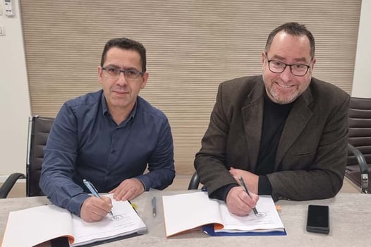 משמאל לימין: יוסי יעקובי, סמנכ״ל ההנדסה והטכנולוגיה של מקורות, וגיא גולדמן, מנכ״ל אוליב דיאגנוסטיקס, צילום: מקורות